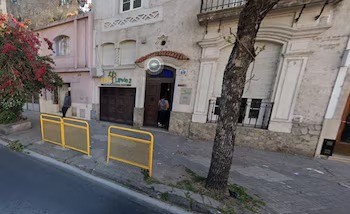 Un auto perdió el control y terminó chocando contra el frente de un jardín