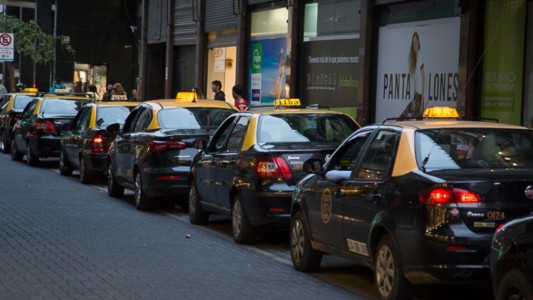 Detuvieron a dos delincuentes mientras intentaban robar un taxi