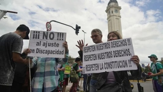 Personas con discapacidad marcharon por la falta de pasajes en la Términal de Ómnibus