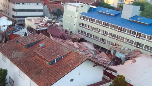 Derrumbe en Villa Gesell: hay un muerto, una persona rescatada y obreros aprehendidos