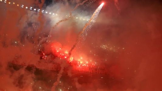 Clausuraron El Monumental por el uso de bengalas y fuegos artificiales ante Atlético Mineiro