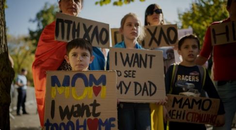 La comunidad internacional insta a Rusia a devolver a los niños ucranianos en su poder