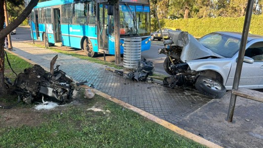 Un joven chocó contra un poste de luz y por el impacto el motor del auto salió despedido
