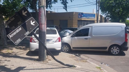 Chocaron dos autos y tumbaron el cartel que señala las calles