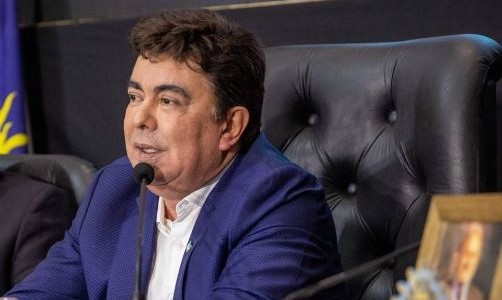 Fernando Espinoza involucró judicialmente a su hija, se realizó una pericia express y la justicia le permitió viajar a Barcelona