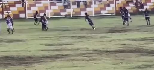 Un futbolista murió al ser impactado por un rayo en pleno partido en Perú y otro quedó herido