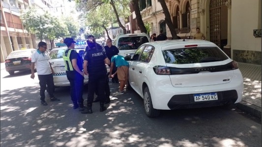 Agentes municipales denunciaron que una cuidacoches intentó prenderlos fuego