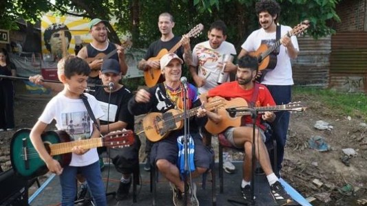 Manu Chao visitó la casa de Maradona en Villa Fiorito e improvisó un concierto