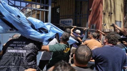 Momento de tensión y caos en una manifestación de trabajadores de Aguas en la puerta de la empresa