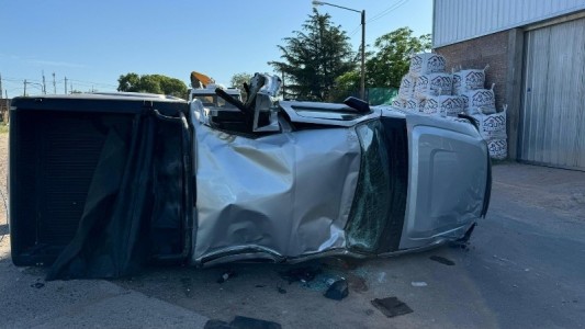 Un conductor perdió el control de su camioneta y terminó volcando dos veces en Sabin