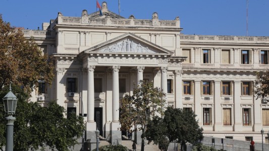 Una abogada de 30 años falleció tras descompensarse y caer por las escaleras de los tribunales de Córdoba