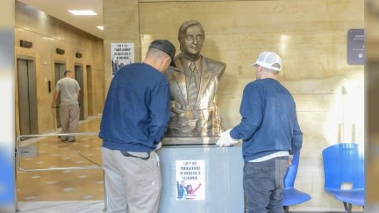 El Gobierno retiró el busto de Néstor Kirchner del edificio de ANSES