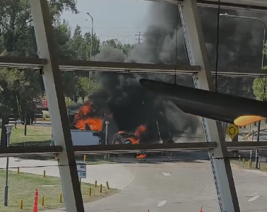 Se incendió un automóvil en el Aeropuerto Internacional de Rosario