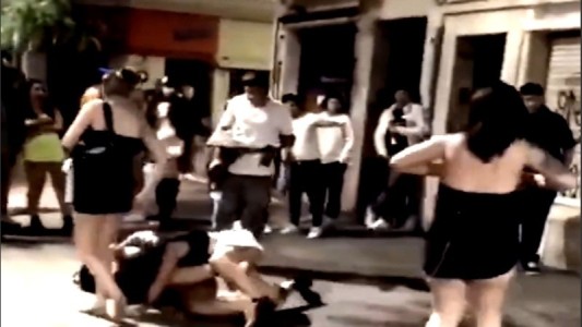 Salvaje pelea entre mujeres a la salida de un boliche en Pellegrini y Maipú