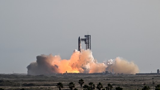SpaceX lanzó con éxito su megacohete Starship, pero abortó el intento de aterrizarlo