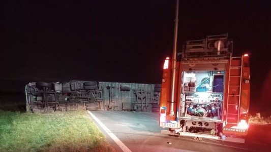 Un camión volcó en la autopista Rosario- Córdoba: hay corte total de calzada