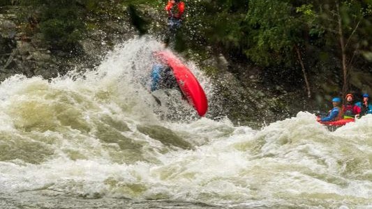 Río Negro: una mujer que hacía rafting cayó al río y murió ahogada