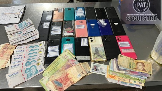 Escaneaban personas por dinero y fueron demorados: tenían 20 celulares en un auto