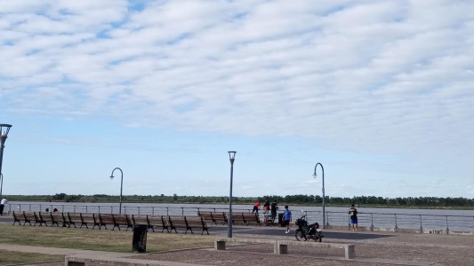 Fin de semana caluroso en Rosario con cielo algo nublado