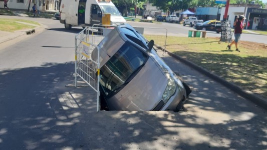 Automóvil cae en pozo mal señalizado en Aguas Santafesinas