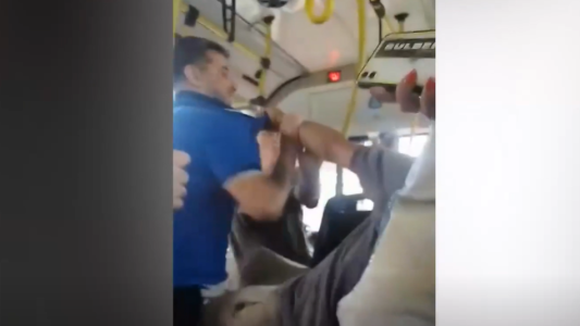 Trompadas en el colectivo: el chofer bajó a un pasajero a los golpes