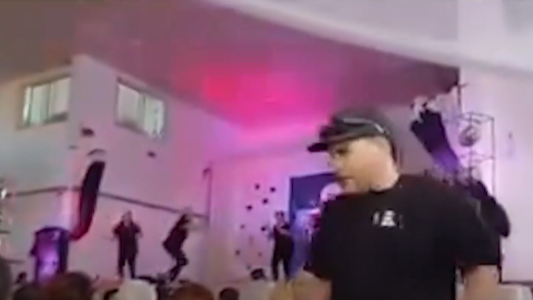 Le estacionaron el auto en el frente de su casa, se metió al jardín de infantes y golpeó a un padre