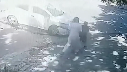 Video: tras chocar, un conductor le dio una paliza al otro