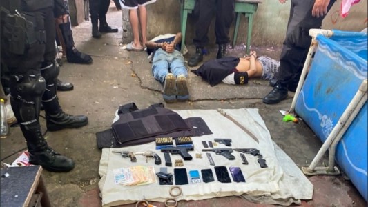 Detuvieron a cinco personas con armas y un chaleco balístico en la zona oeste