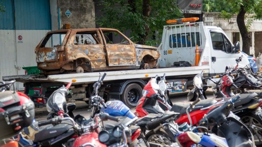 Comenzó el retiro de vehículos de la Comisaría 21 de Rosario