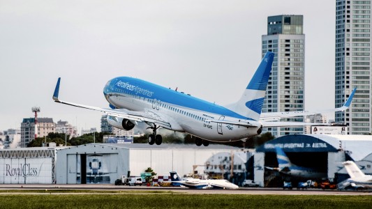 "Aerolíneas Friday": el Gobierno anunció pasajes aéreos en hasta 18 cuotas sin interés