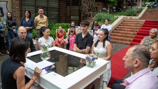 “Casate con tu ciudad como testigo”: doce parejas dieron el sí en el Pasaje Luetich de Rosario