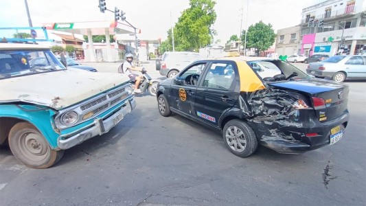 Un taxi y un flete chocaron en Ovidio Lagos y Uriburu