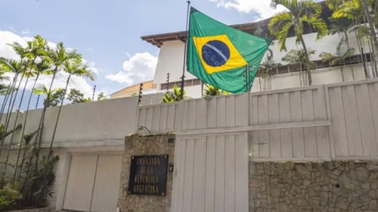 Argentina denunció ante la Corte Penal Internacional el asedio a la embajada en Caracas