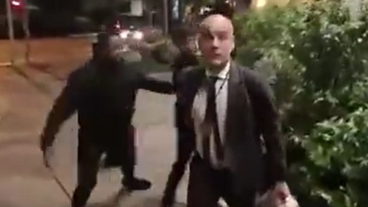 Guardiola se cruzó con un hincha de Liverpool y casi termina a las piñas