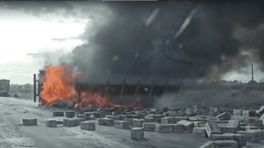 Un camión volcó y se prendió fuego en la autopista Rosario-Córdoba