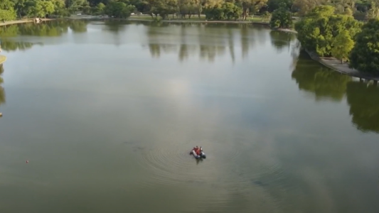 Reanudan la búsqueda del hombre que entró a nadar a los Lagos de Palermo y no salió