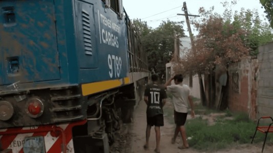 Descarriló un tren y accidentó varias viviendas en barrio Villa Banana