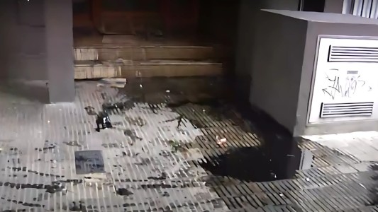 El ingreso a un edificio en pleno centro rosarino amaneció cubierto de aceite