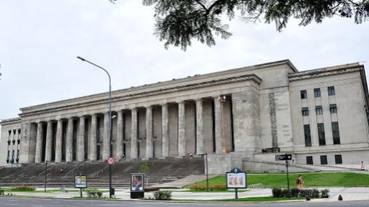 El Gobierno "restringe" por DNU contratación directa a universidades públicas