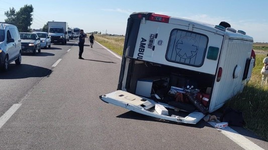 Una ambulancia se dio vuelta en la autopista Rosario-Córdoba: trasladaba un paciente al hospital