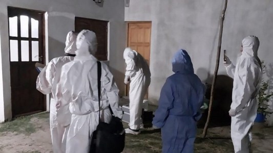 Entró a una clínica con su bebé muerto y los médicos notaron que había sido apuñalado