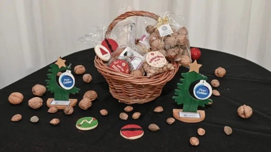 Canasta navideña a precio popular con productos de emprendedores locales