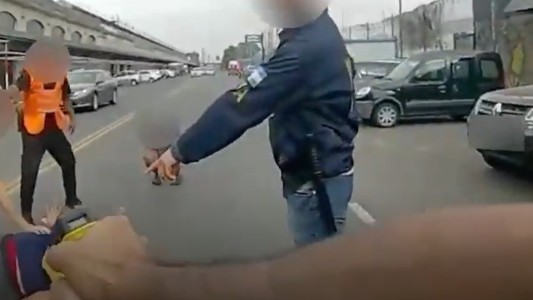 El momento en el que la Policía frenó con disparos de Taser una pelea que pudo ser mortal en Recoleta