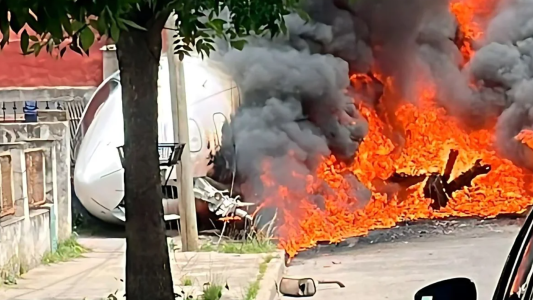 Se despistó un avión en el aeropuerto de San Fernando, chocó contra una casa y se incendió