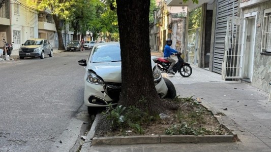 Chocó contra un árbol: el vehículo aún no fue retirado dos días después del accidente