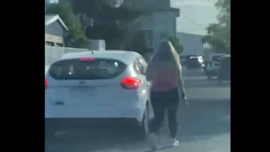 Una mujer discutió con otra por una mala maniobra y le mostró los pechos