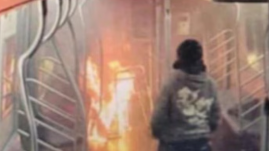 Horror en Nueva York: prendió fuego y mató a una mujer que dormía en un vagón del metro
