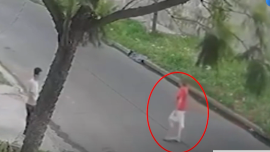 Motociclista atropelló y mató a una mujer: escapó y sigue prófugo