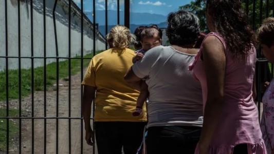 El gobernador de Tucumán, a madres de presos: "¿Cómo no cuidaron a sus hijos?"