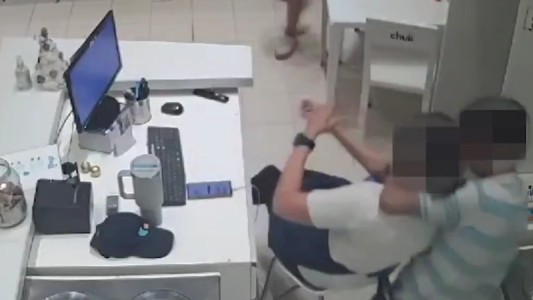 Video: dos adolescentes de 14 años golpearon y asaltaron a la empleada de una heladería en Córdoba